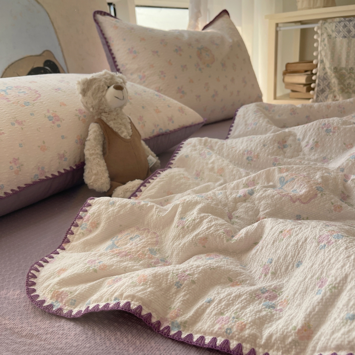 91家纺网 家纺一手货源 找家纺 贝扬思家纺 2026新款泡芙纱贝壳边夏被套件-欧包系列（今天也只做被快乐包裹的小朋友） 欧包-碎花藏甜