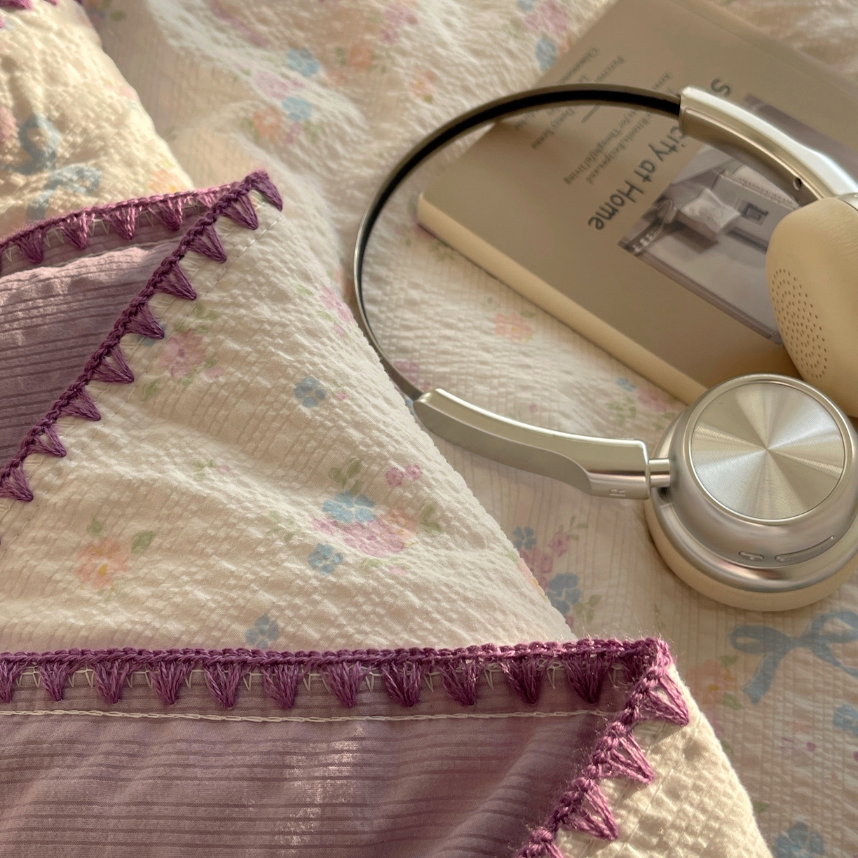 91家纺网 家纺一手货源 找家纺 贝扬思家纺 2026新款泡芙纱贝壳边夏被套件-欧包系列（今天也只做被快乐包裹的小朋友） 欧包-碎花藏甜