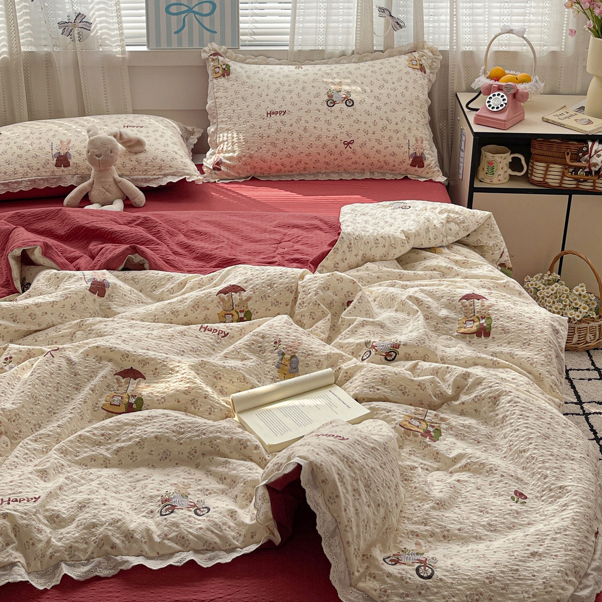 91家纺网 家纺一手货源 找家纺 优承佳生活馆 2026新款超柔高克重泡芙纱蝴蝶结全棉花边夏被套件单夏被 花屿兔