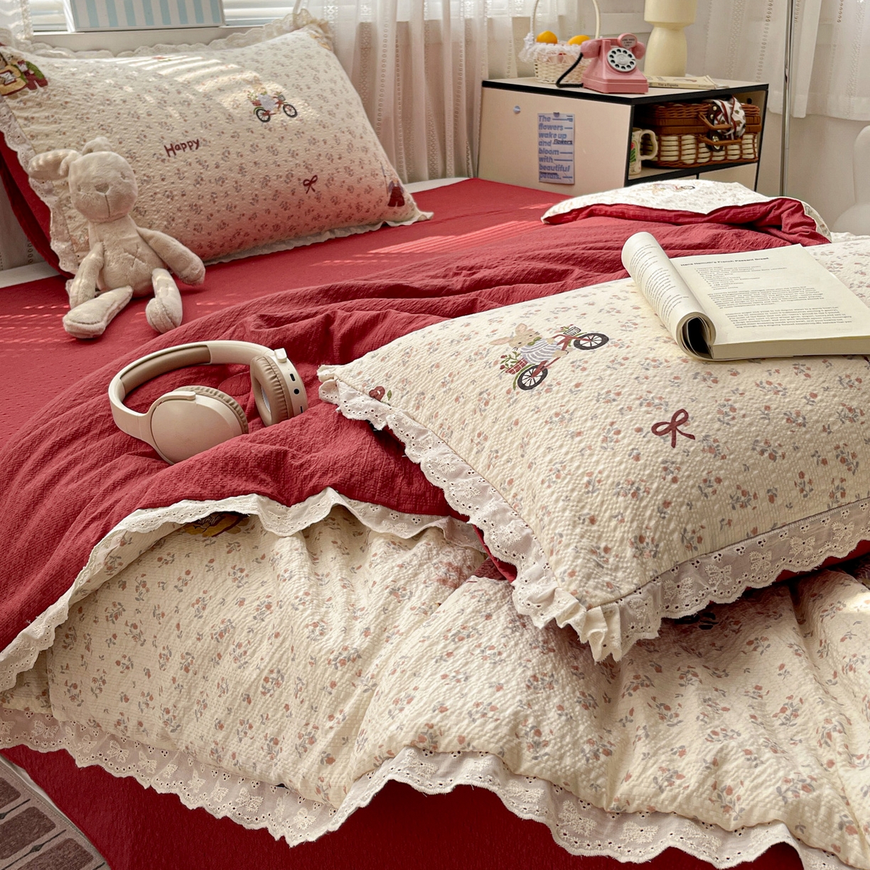 91家纺网 家纺一手货源 找家纺 优承佳生活馆 2026新款超柔高克重泡芙纱蝴蝶结全棉花边夏被套件单夏被 花屿兔