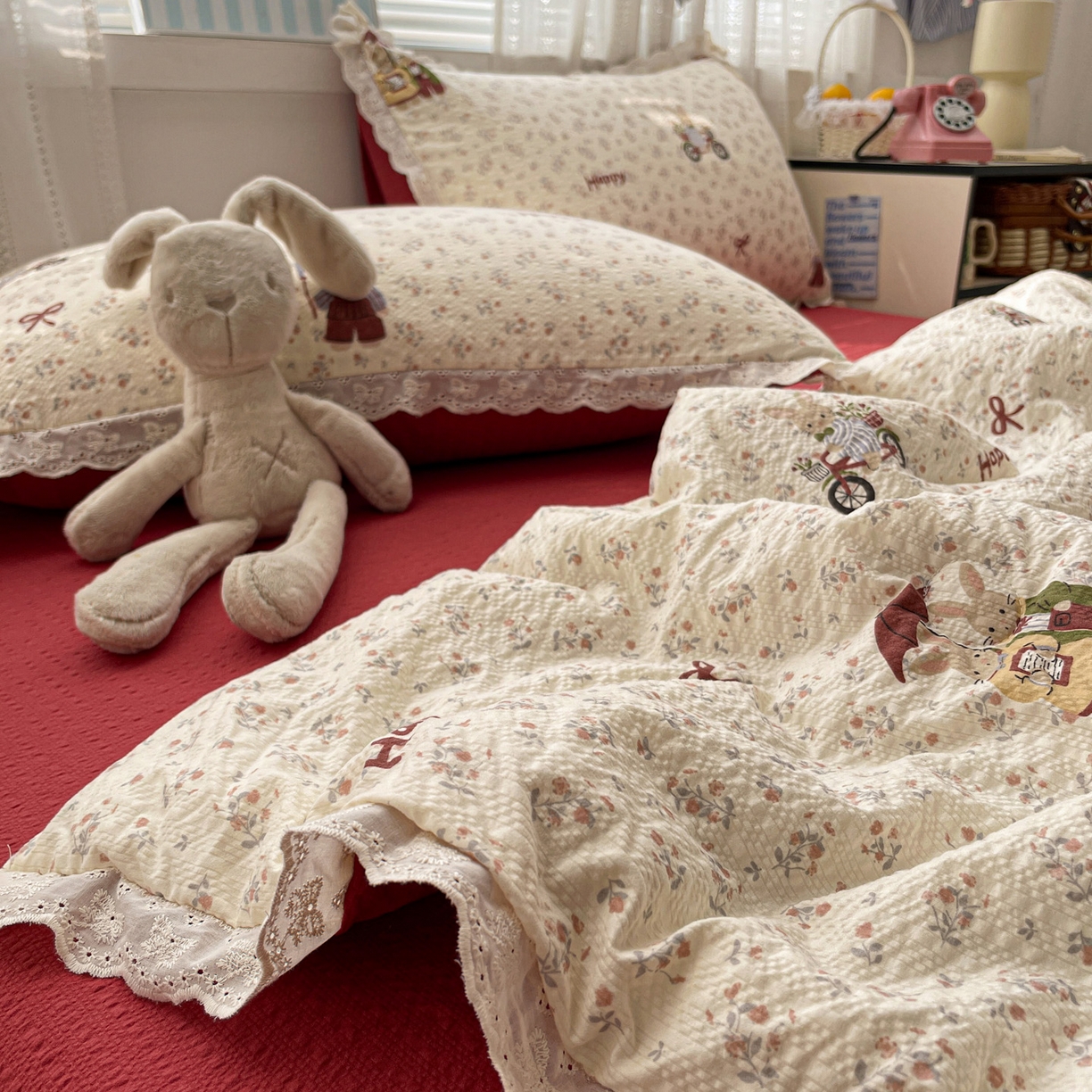 91家纺网 家纺一手货源 找家纺 优承佳生活馆 2026新款超柔高克重泡芙纱蝴蝶结全棉花边夏被套件单夏被 花屿兔