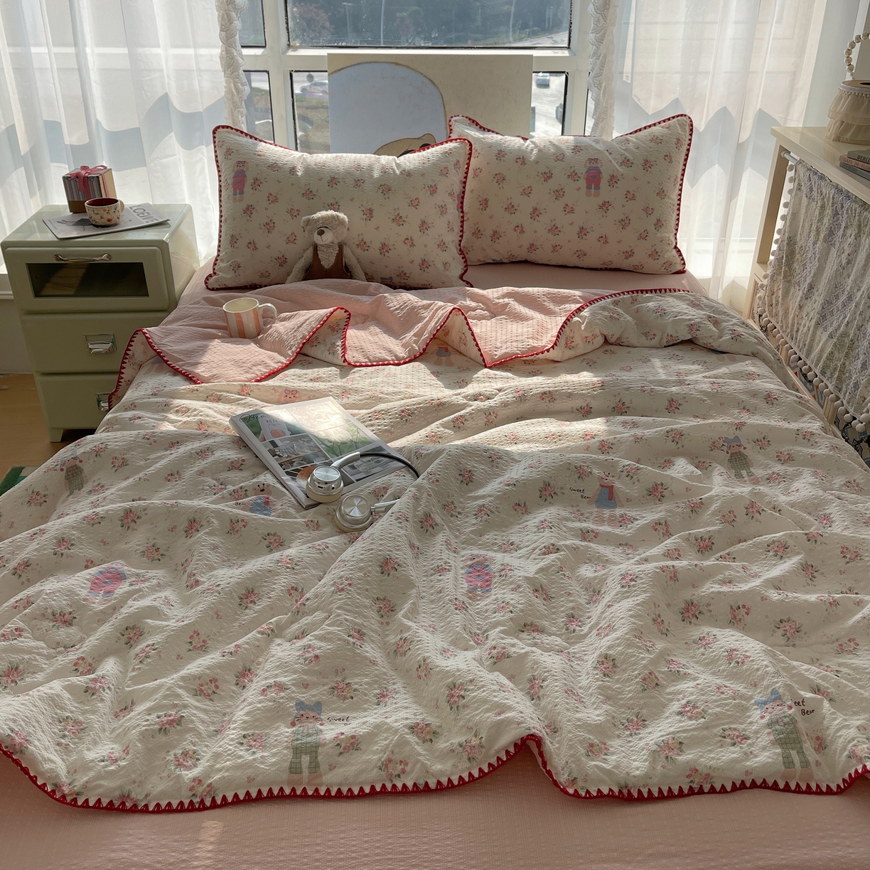 91家纺网 家纺一手货源 找家纺 贝扬思家纺 2026新款泡芙纱贝壳边夏被套件-欧包系列（今天也只做被快乐包裹的小朋友） 欧包-甜卷兔兔