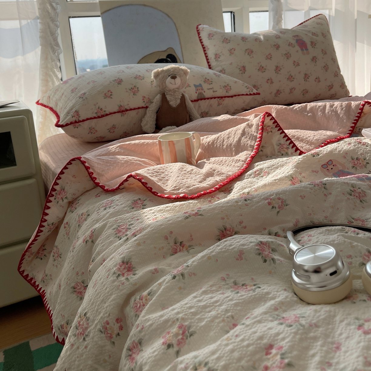 91家纺网 家纺一手货源 找家纺 贝扬思家纺 2026新款泡芙纱贝壳边夏被套件-欧包系列（今天也只做被快乐包裹的小朋友） 欧包-甜卷兔兔