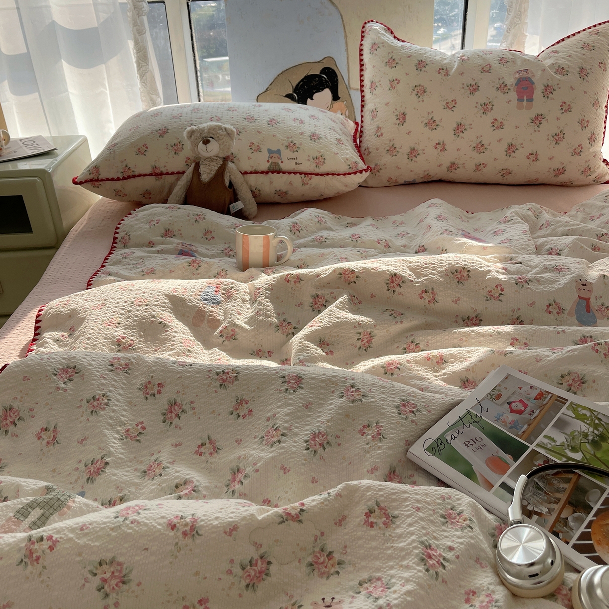 91家纺网 家纺一手货源 找家纺 贝扬思家纺 2026新款泡芙纱贝壳边夏被套件-欧包系列（今天也只做被快乐包裹的小朋友） 欧包-甜卷兔兔