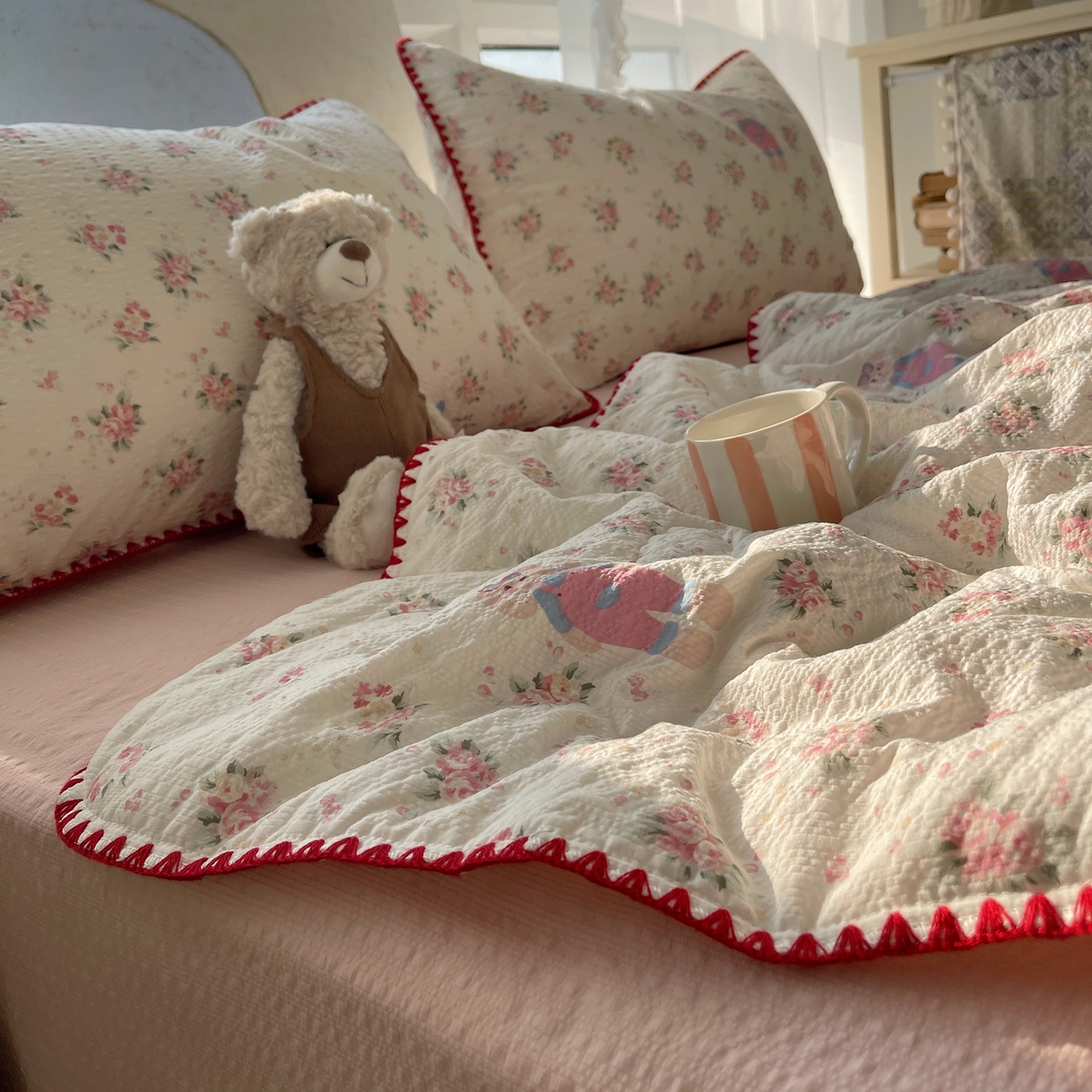 91家纺网 家纺一手货源 找家纺 贝扬思家纺 2026新款泡芙纱贝壳边夏被套件-欧包系列（今天也只做被快乐包裹的小朋友） 欧包-甜卷兔兔