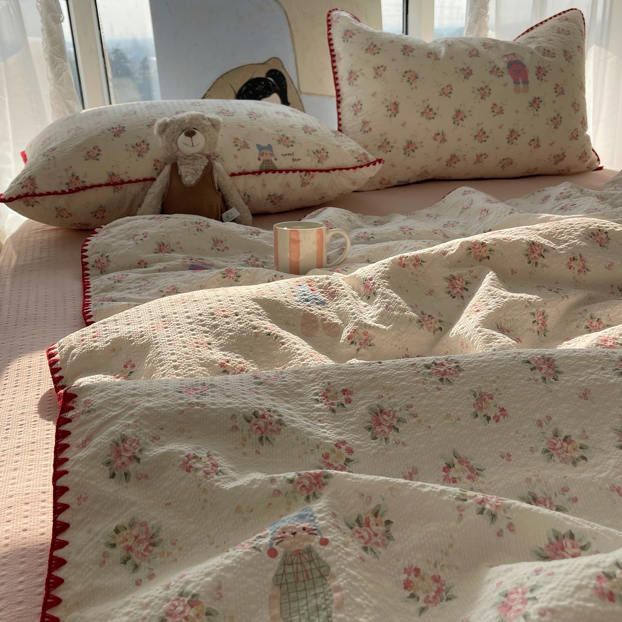 91家纺网 家纺一手货源 找家纺 贝扬思家纺 2026新款泡芙纱贝壳边夏被套件-欧包系列（今天也只做被快乐包裹的小朋友） 欧包-甜卷兔兔