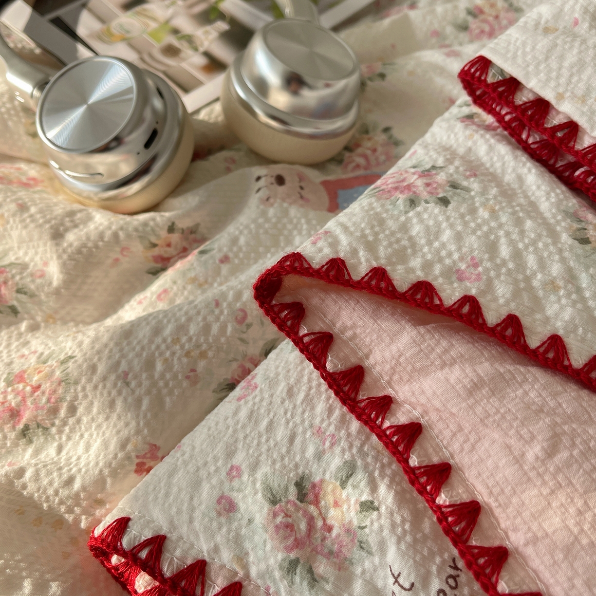 91家纺网 家纺一手货源 找家纺 贝扬思家纺 2026新款泡芙纱贝壳边夏被套件-欧包系列（今天也只做被快乐包裹的小朋友） 欧包-甜卷兔兔