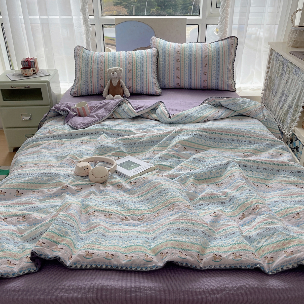 91家纺网 家纺一手货源 找家纺 贝扬思家纺 2026新款泡芙纱贝壳边夏被套件-欧包系列（今天也只做被快乐包裹的小朋友） 欧包-甜心木马卷