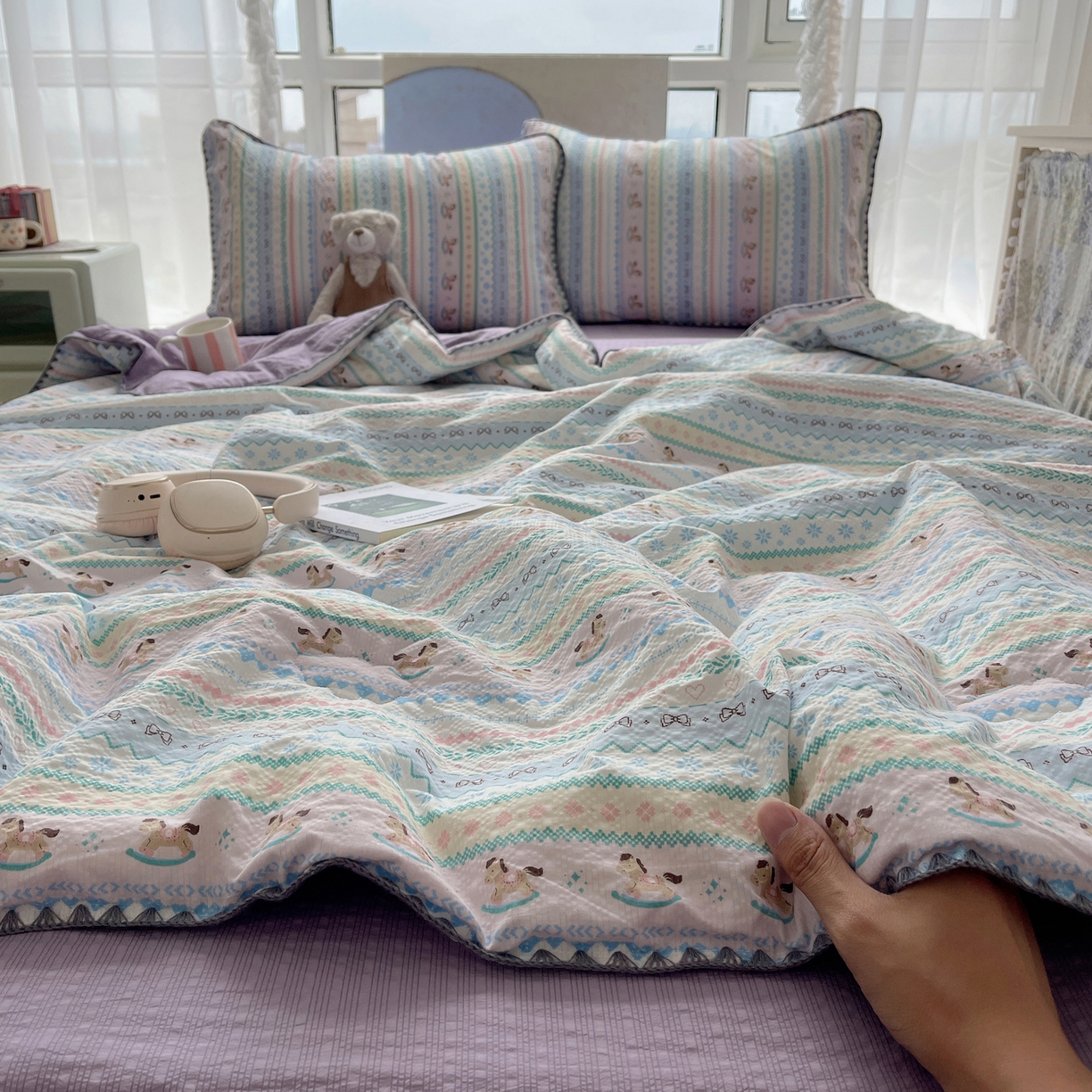 91家纺网 家纺一手货源 找家纺 贝扬思家纺 2026新款泡芙纱贝壳边夏被套件-欧包系列（今天也只做被快乐包裹的小朋友） 欧包-甜心木马卷