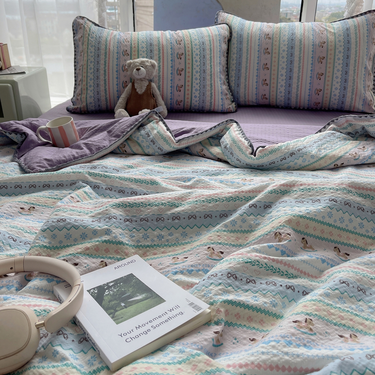 91家纺网 家纺一手货源 找家纺 贝扬思家纺 2026新款泡芙纱贝壳边夏被套件-欧包系列（今天也只做被快乐包裹的小朋友） 欧包-甜心木马卷