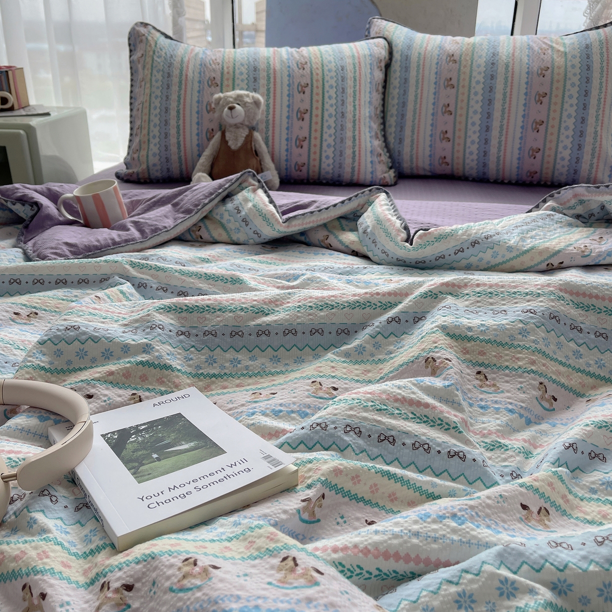 91家纺网 家纺一手货源 找家纺 贝扬思家纺 2026新款泡芙纱贝壳边夏被套件-欧包系列（今天也只做被快乐包裹的小朋友） 欧包-甜心木马卷