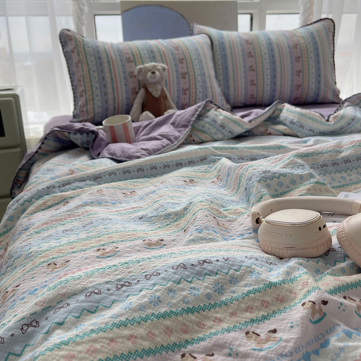 91家纺网 家纺一手货源 找家纺 贝扬思家纺 2026新款泡芙纱贝壳边夏被套件-欧包系列（今天也只做被快乐包裹的小朋友） 欧包-甜心木马卷