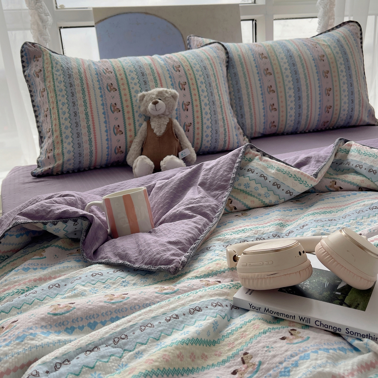 91家纺网 家纺一手货源 找家纺 贝扬思家纺 2026新款泡芙纱贝壳边夏被套件-欧包系列（今天也只做被快乐包裹的小朋友） 欧包-甜心木马卷