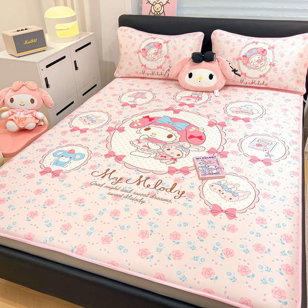 91家纺网 家纺一手货源 找家纺 暮思家居 2026新款正版授权A类大版数码印花三丽鸥1200D冰丝凉席可组合仿锦氨夏被 床笠款-花园美乐蒂