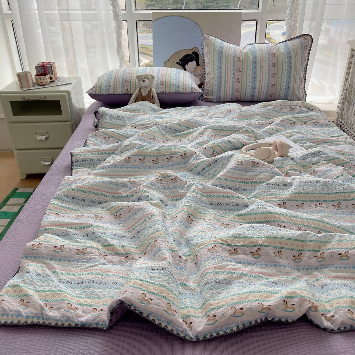 91家纺网 家纺一手货源 找家纺 贝扬思家纺 2026新款泡芙纱贝壳边夏被套件-欧包系列（今天也只做被快乐包裹的小朋友） 欧包-甜心木马卷