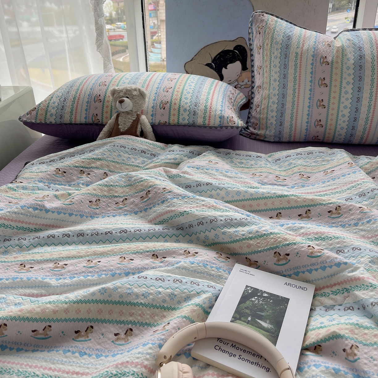 91家纺网 家纺一手货源 找家纺 贝扬思家纺 2026新款泡芙纱贝壳边夏被套件-欧包系列（今天也只做被快乐包裹的小朋友） 欧包-甜心木马卷