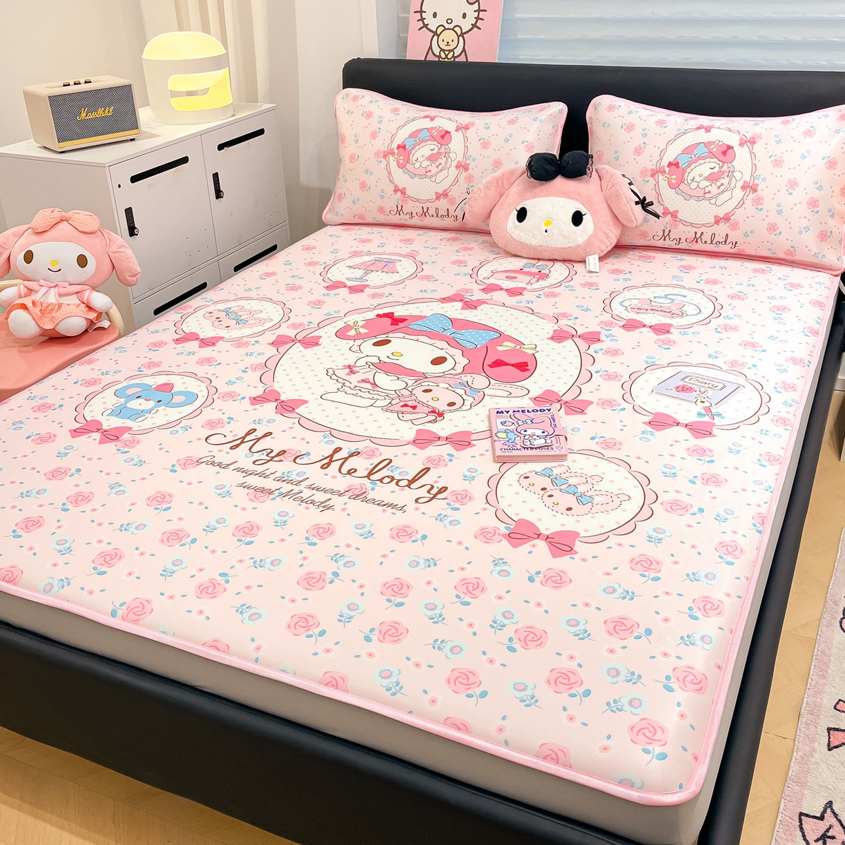 91家纺网 家纺一手货源 找家纺 暮思家居 2026新款正版授权A类大版数码印花三丽鸥1200D冰丝凉席可组合仿锦氨夏被 床笠款-花园美乐蒂