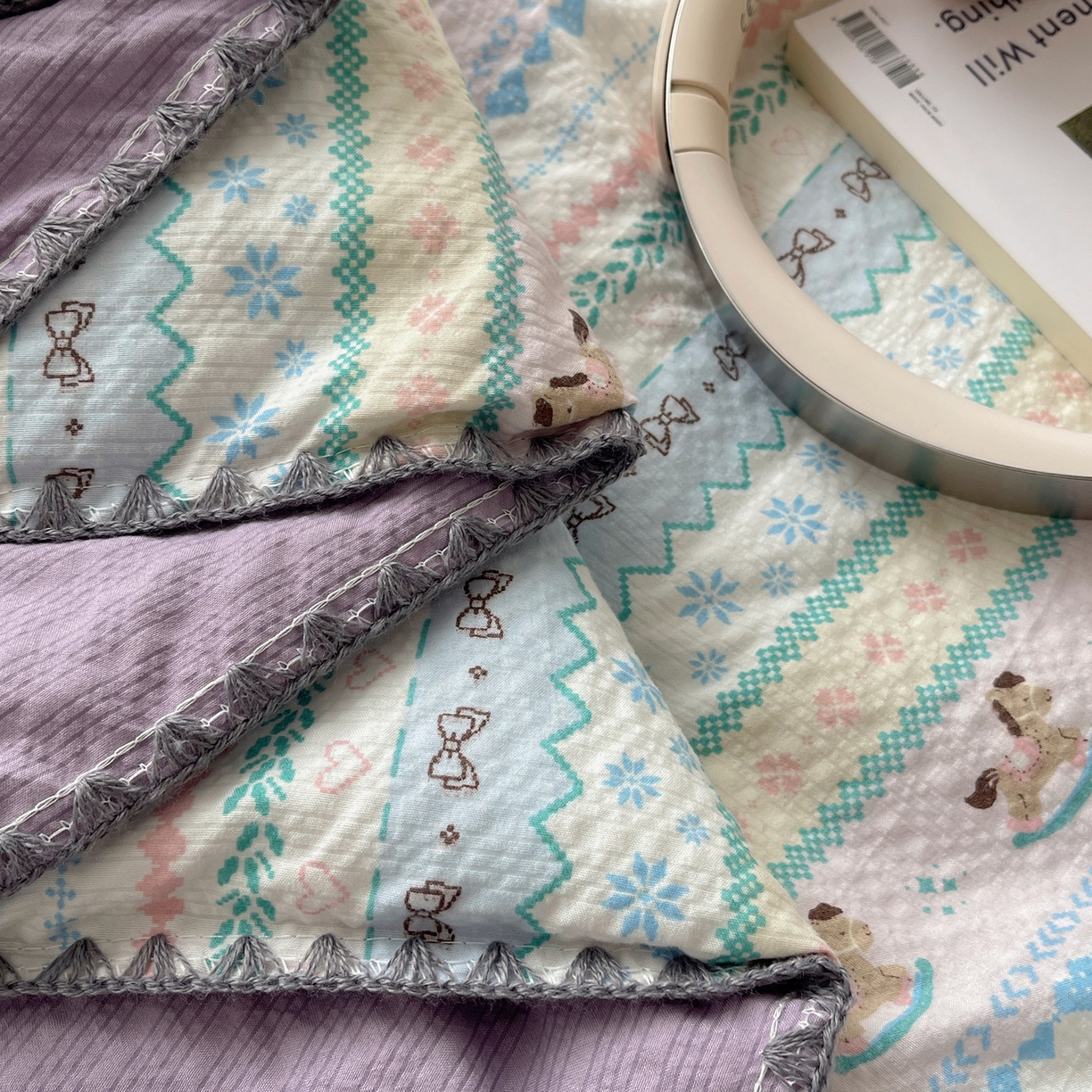 91家纺网 家纺一手货源 找家纺 贝扬思家纺 2026新款泡芙纱贝壳边夏被套件-欧包系列（今天也只做被快乐包裹的小朋友） 欧包-甜心木马卷