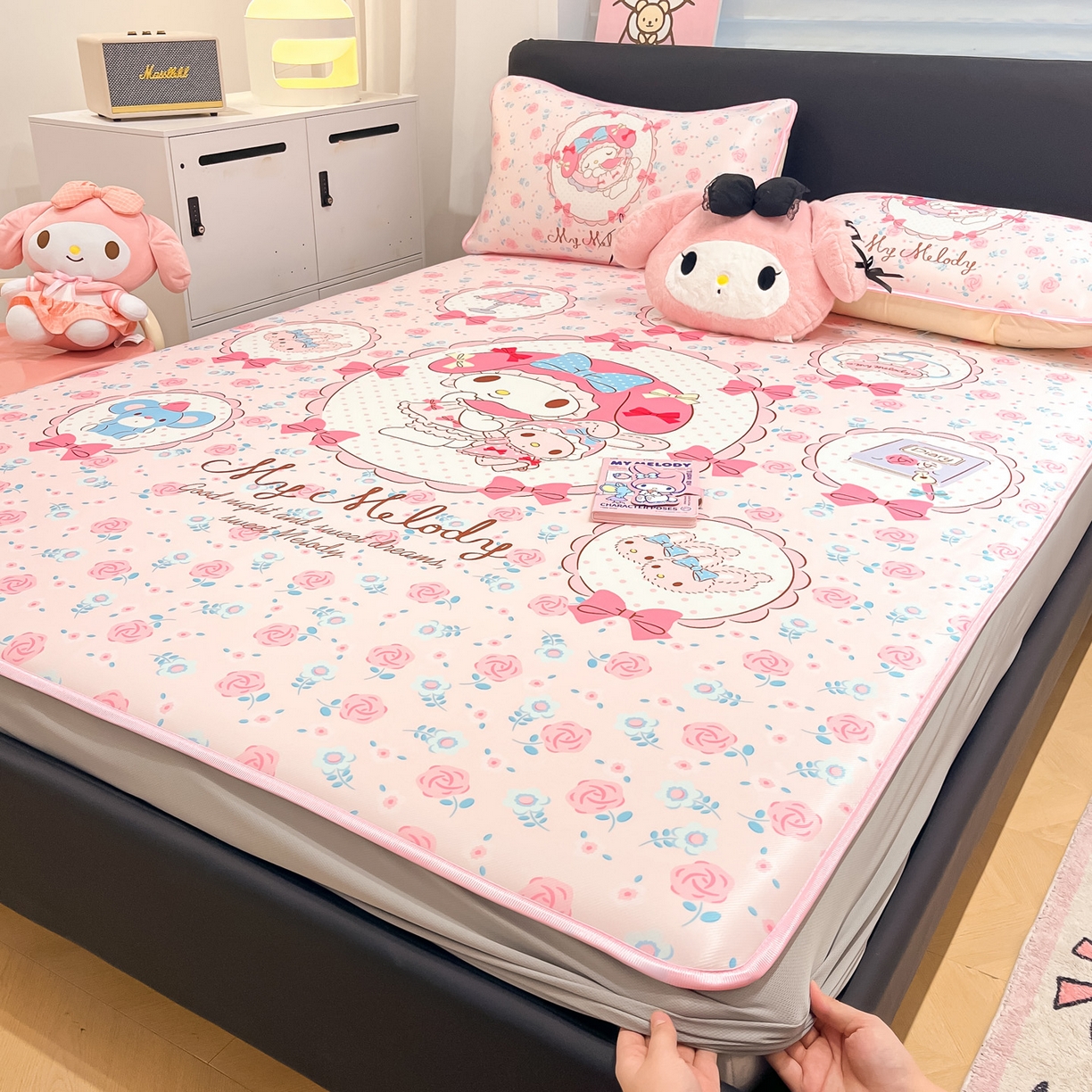 91家纺网 家纺一手货源 找家纺 暮思家居 2026新款正版授权A类大版数码印花三丽鸥1200D冰丝凉席可组合仿锦氨夏被 床笠款-花园美乐蒂