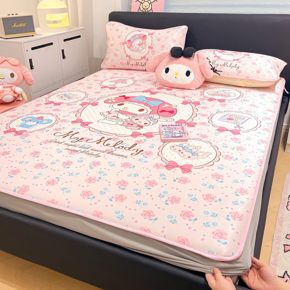 91家纺网 家纺一手货源 找家纺 暮思家居 2026新款正版授权A类大版数码印花三丽鸥1200D冰丝凉席可组合仿锦氨夏被 床笠款-花园美乐蒂