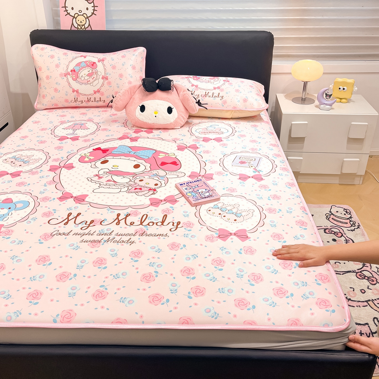 91家纺网 家纺一手货源 找家纺 暮思家居 2026新款正版授权A类大版数码印花三丽鸥1200D冰丝凉席可组合仿锦氨夏被 床笠款-花园美乐蒂