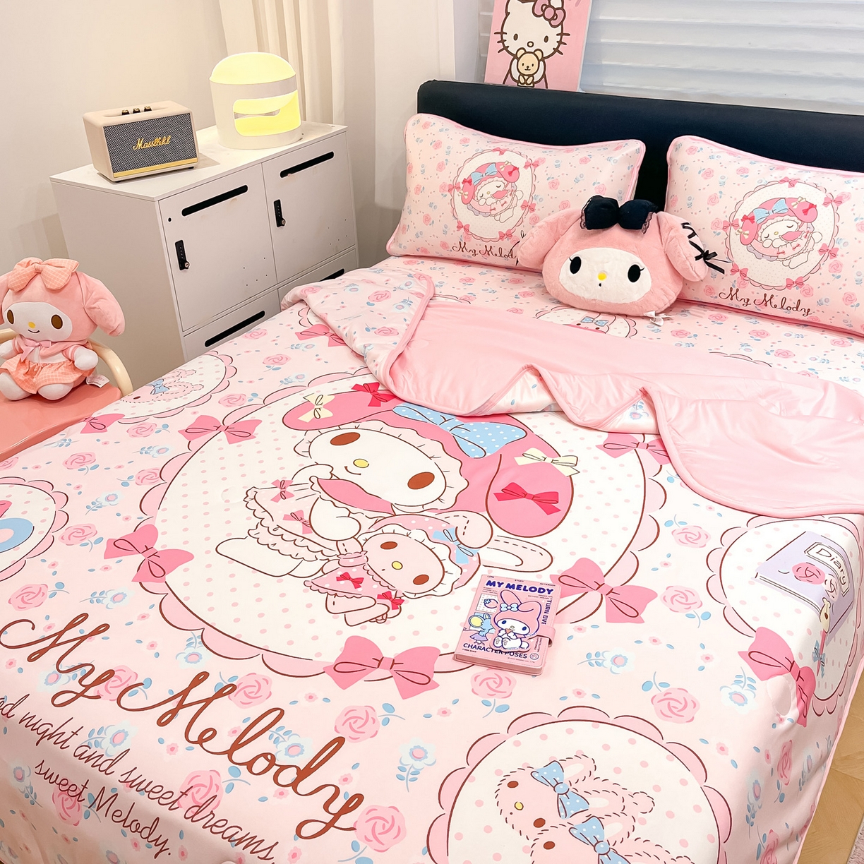 91家纺网 家纺一手货源 找家纺 暮思家居 2026新款正版授权A类大版数码印花三丽鸥1200D冰丝凉席可组合仿锦氨夏被 床笠款-花园美乐蒂