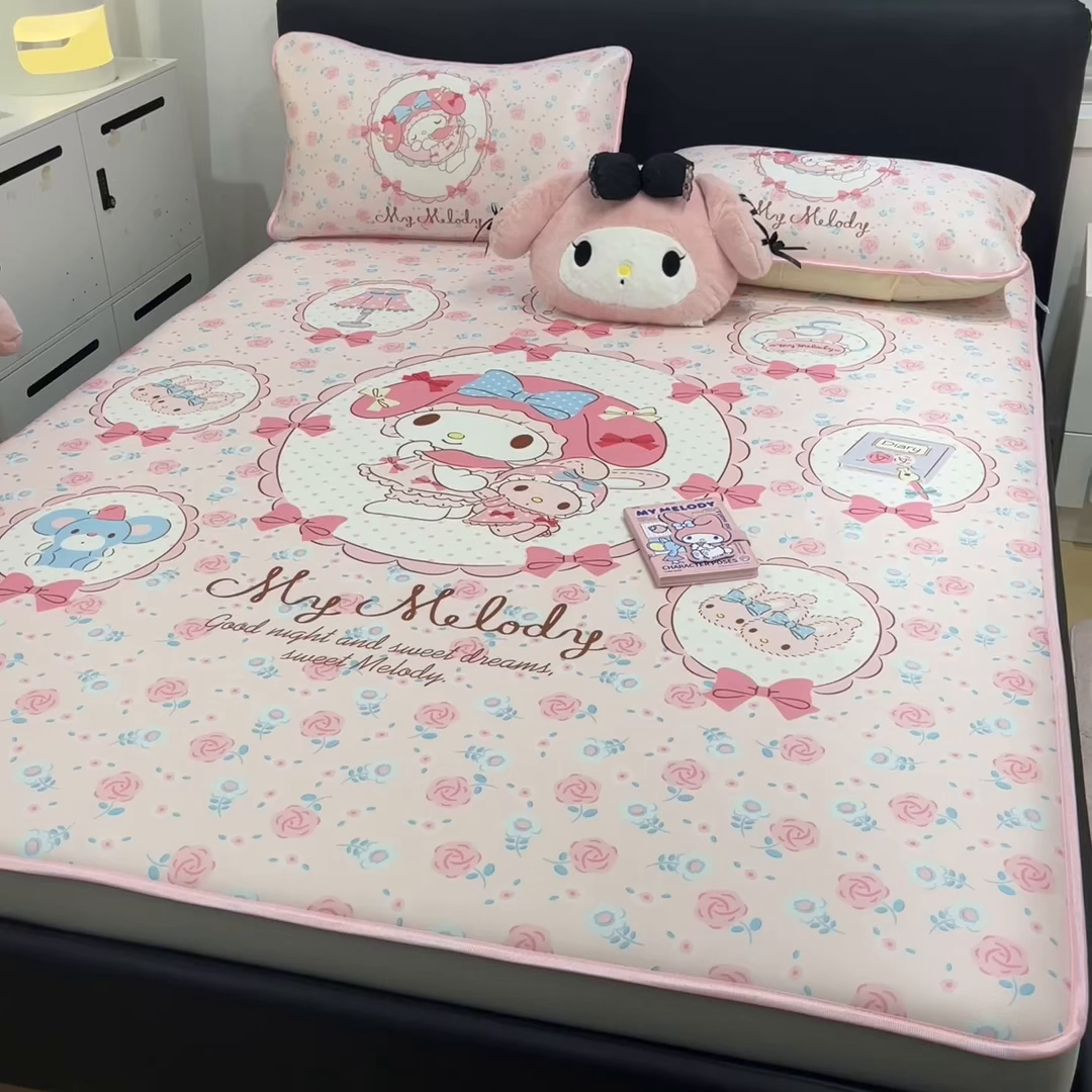 91家纺网 家纺一手货源 找家纺 暮思家居 2026新款正版授权A类大版数码印花三丽鸥1200D冰丝凉席可组合仿锦氨夏被 床笠款-花园美乐蒂