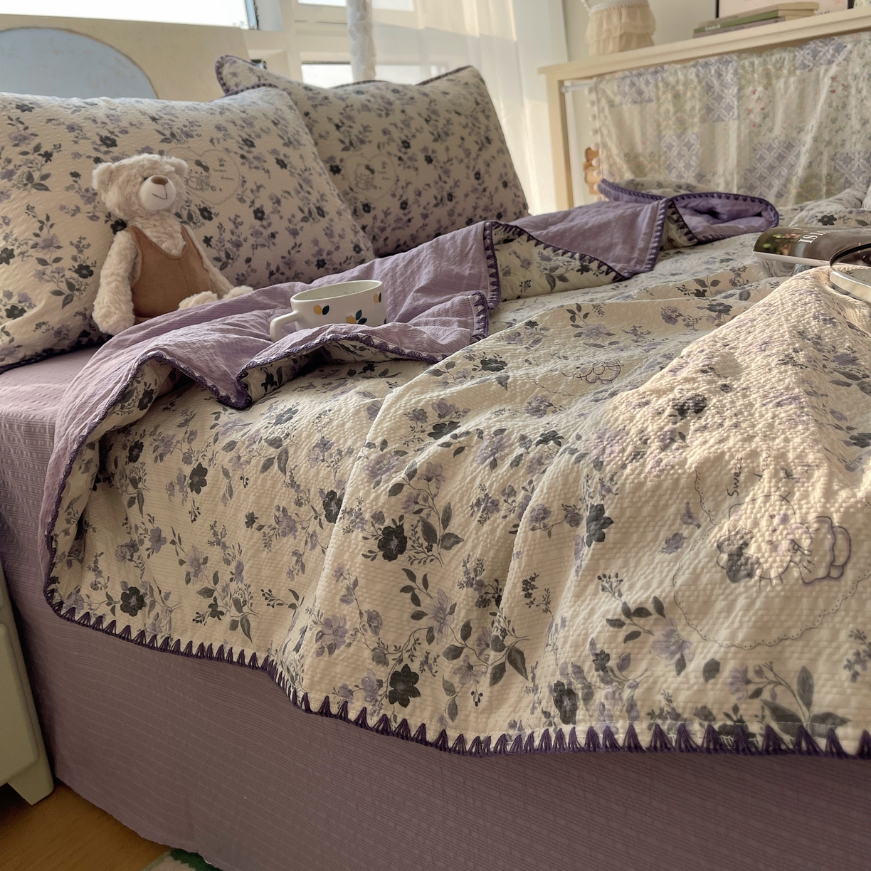 91家纺网 家纺一手货源 找家纺 贝扬思家纺 2026新款泡芙纱贝壳边夏被套件-欧包系列（今天也只做被快乐包裹的小朋友） 欧包-小猫秘境紫