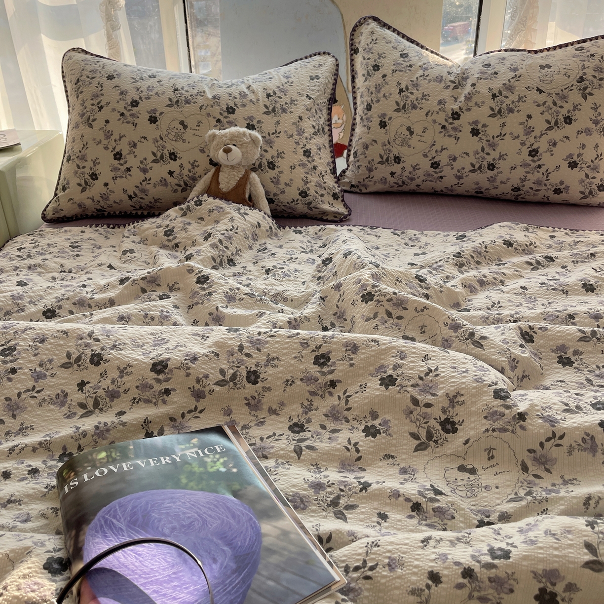 91家纺网 家纺一手货源 找家纺 贝扬思家纺 2026新款泡芙纱贝壳边夏被套件-欧包系列（今天也只做被快乐包裹的小朋友） 欧包-小猫秘境紫