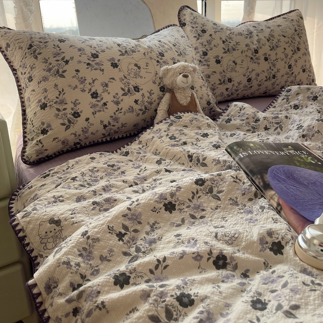 91家纺网 家纺一手货源 找家纺 贝扬思家纺 2026新款泡芙纱贝壳边夏被套件-欧包系列（今天也只做被快乐包裹的小朋友） 欧包-小猫秘境紫