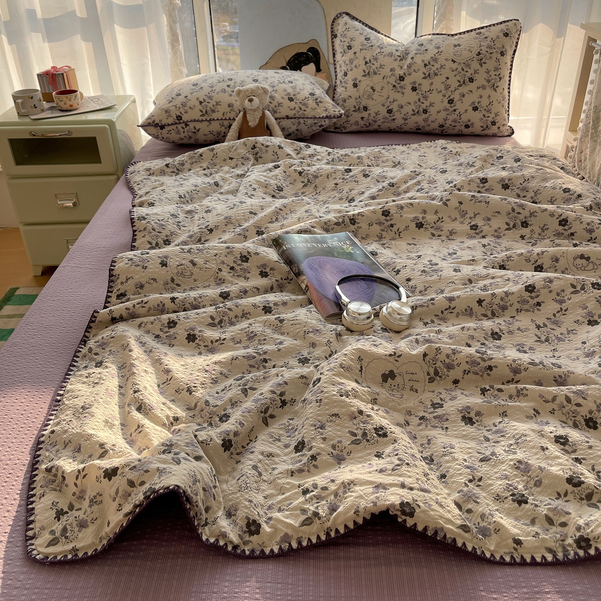 91家纺网 家纺一手货源 找家纺 贝扬思家纺 2026新款泡芙纱贝壳边夏被套件-欧包系列（今天也只做被快乐包裹的小朋友） 欧包-小猫秘境紫