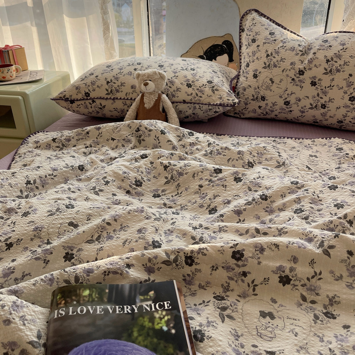 91家纺网 家纺一手货源 找家纺 贝扬思家纺 2026新款泡芙纱贝壳边夏被套件-欧包系列（今天也只做被快乐包裹的小朋友） 欧包-小猫秘境紫