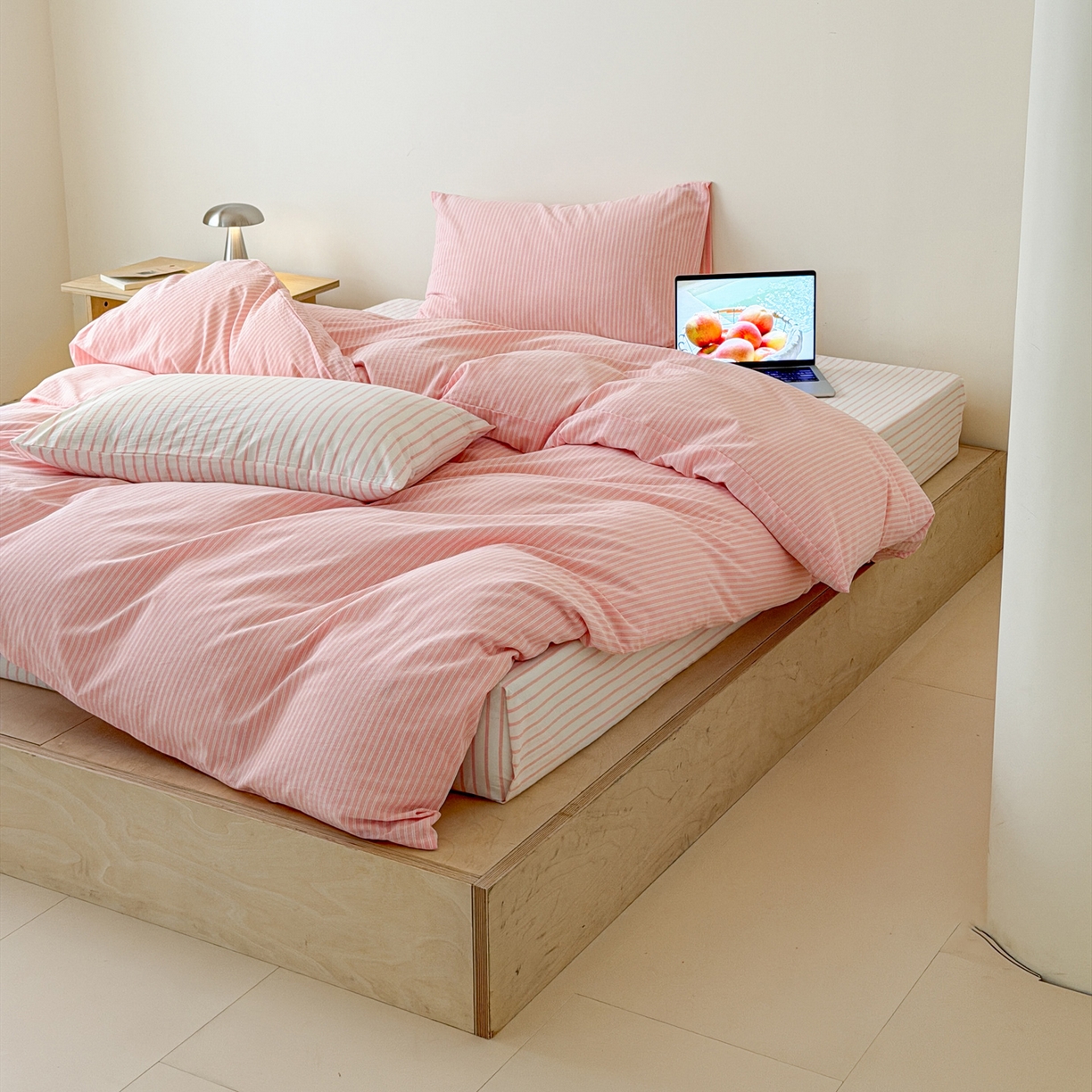 91家纺网 家纺一手货源 找家纺 玖弘家居 2026新款亲肤水洗棉四件套-糖果条(枕套默认混搭) 蜜桃粉条混搭