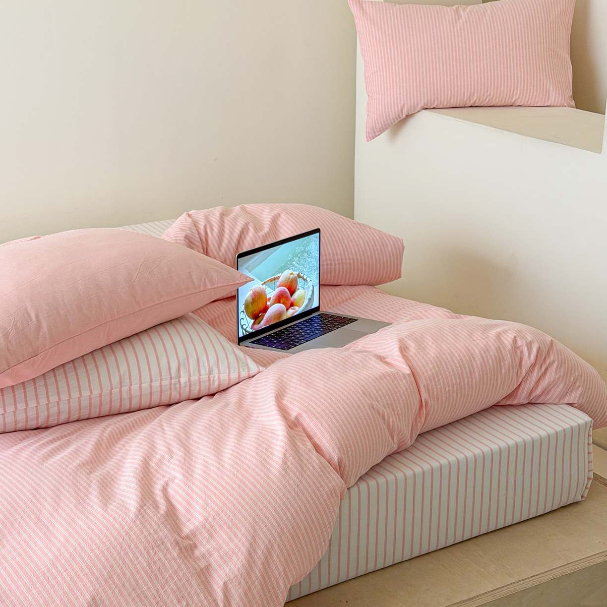 91家纺网 家纺一手货源 找家纺 玖弘家居 2026新款亲肤水洗棉四件套-糖果条(枕套默认混搭) 蜜桃粉条混搭