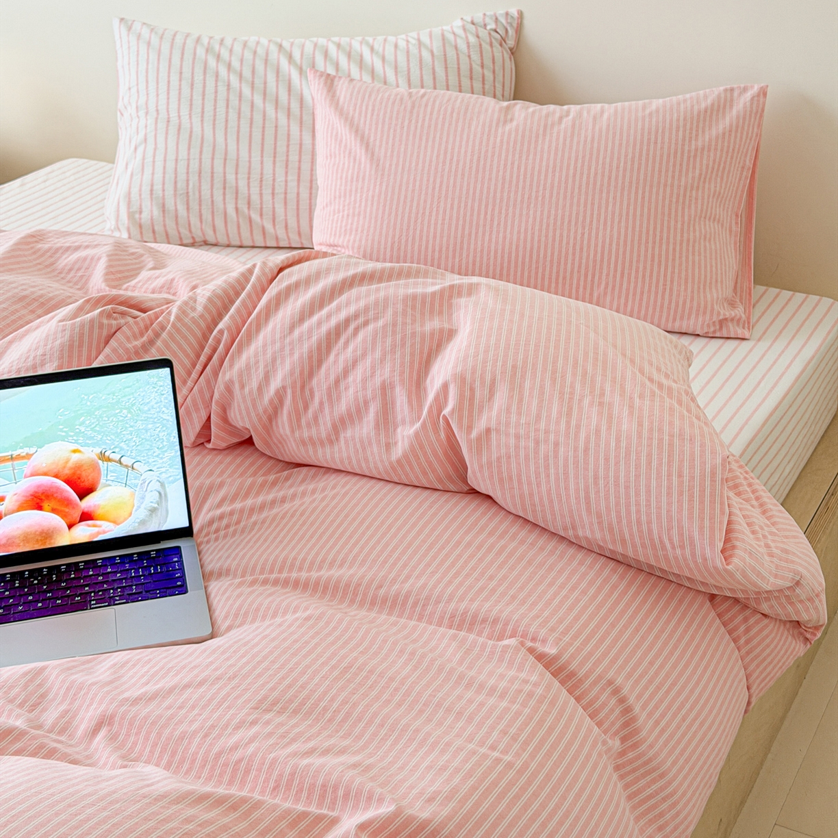 91家纺网 家纺一手货源 找家纺 玖弘家居 2026新款亲肤水洗棉四件套-糖果条(枕套默认混搭) 蜜桃粉条混搭