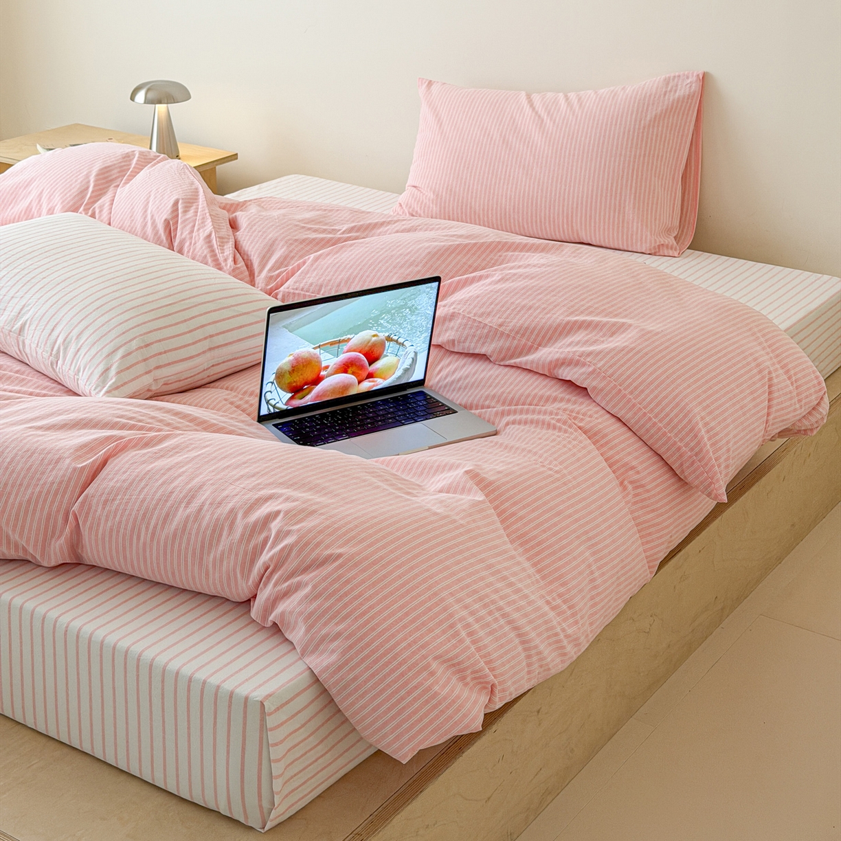 91家纺网 家纺一手货源 找家纺 玖弘家居 2026新款亲肤水洗棉四件套-糖果条(枕套默认混搭) 蜜桃粉条混搭