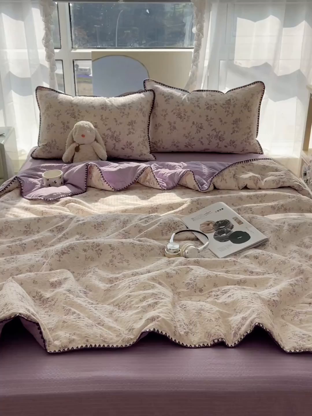 91家纺网 家纺一手货源 找家纺 贝扬思家纺 2026新款泡芙纱贝壳边夏被套件-欧包系列（今天也只做被快乐包裹的小朋友） 欧包-小猫秘境紫