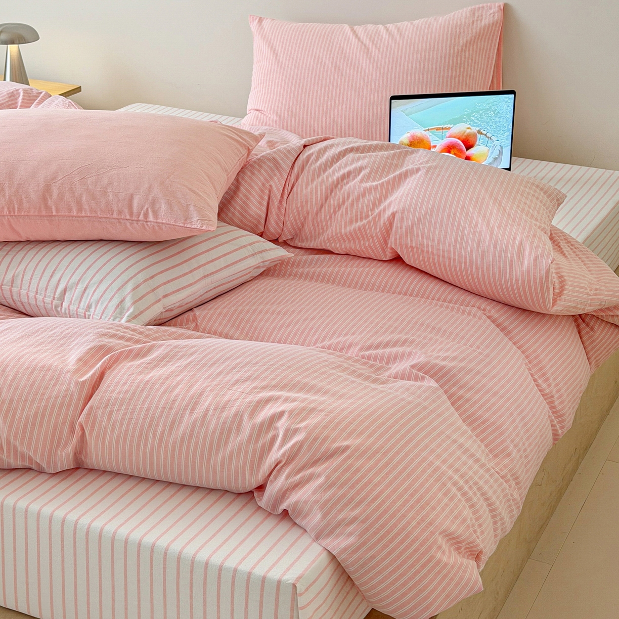 91家纺网 家纺一手货源 找家纺 玖弘家居 2026新款亲肤水洗棉四件套-糖果条(枕套默认混搭) 蜜桃粉条混搭