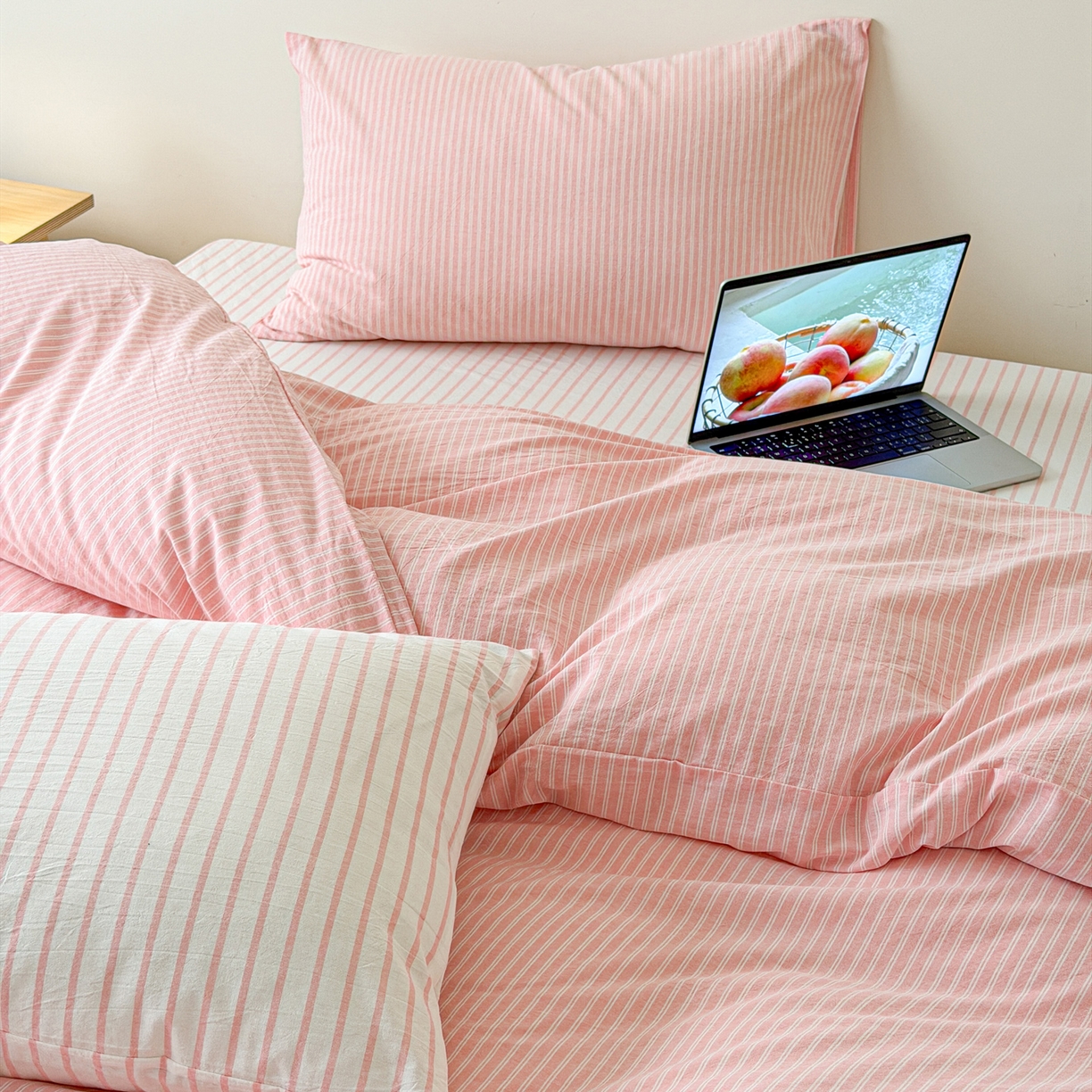 91家纺网 家纺一手货源 找家纺 玖弘家居 2026新款亲肤水洗棉四件套-糖果条(枕套默认混搭) 蜜桃粉条混搭