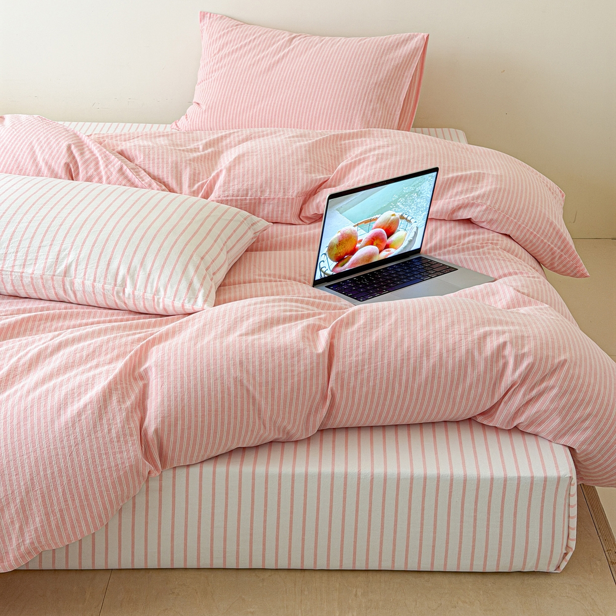 91家纺网 家纺一手货源 找家纺 玖弘家居 2026新款亲肤水洗棉四件套-糖果条(枕套默认混搭) 蜜桃粉条混搭