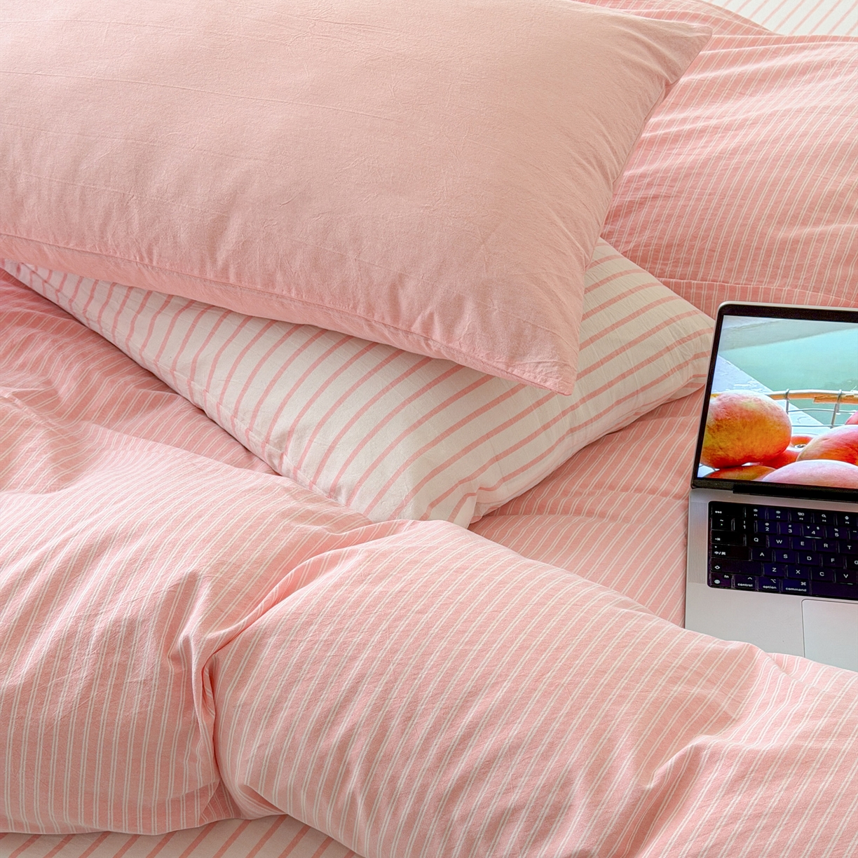 91家纺网 家纺一手货源 找家纺 玖弘家居 2026新款亲肤水洗棉四件套-糖果条(枕套默认混搭) 蜜桃粉条混搭