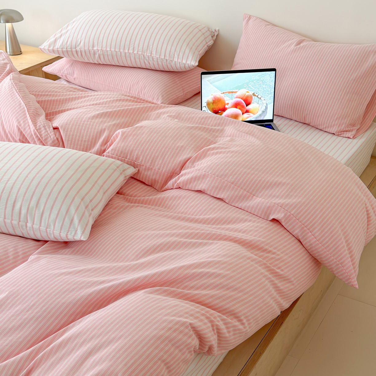 91家纺网 家纺一手货源 找家纺 玖弘家居 2026新款亲肤水洗棉四件套-糖果条(枕套默认混搭) 蜜桃粉条混搭