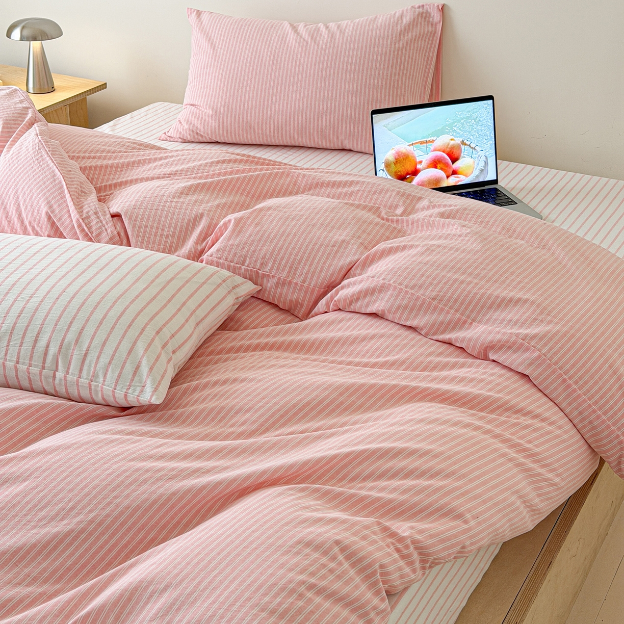 91家纺网 家纺一手货源 找家纺 玖弘家居 2026新款亲肤水洗棉四件套-糖果条(枕套默认混搭) 蜜桃粉条混搭