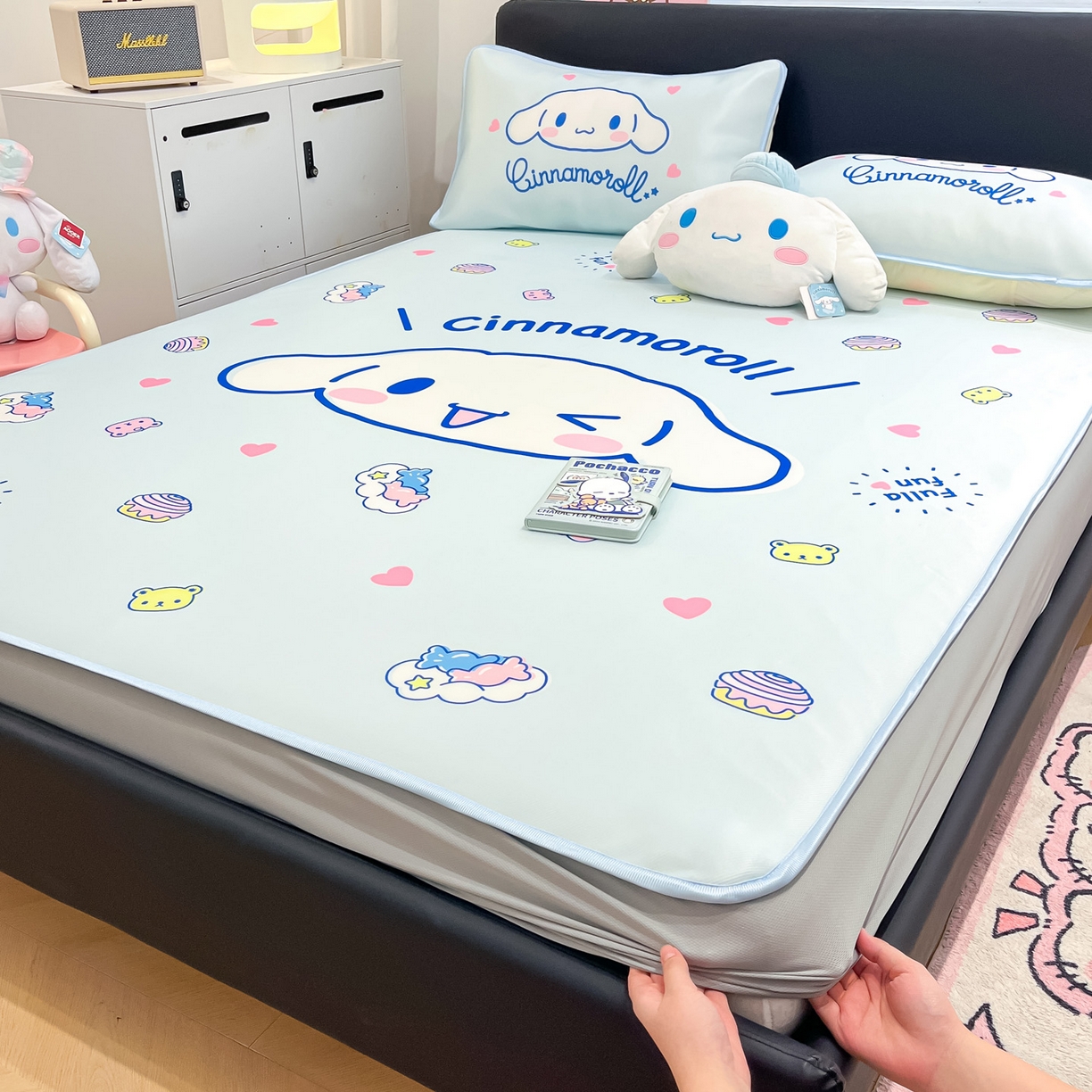 91家纺网 家纺一手货源 找家纺 暮思家居 2026新款正版授权A类大版数码印花三丽鸥1200D冰丝凉席可组合仿锦氨夏被 床笠款-开心玉桂狗