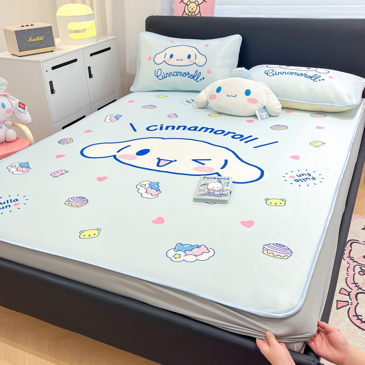 91家纺网 家纺一手货源 找家纺 暮思家居 2026新款正版授权A类大版数码印花三丽鸥1200D冰丝凉席可组合仿锦氨夏被 床笠款-开心玉桂狗