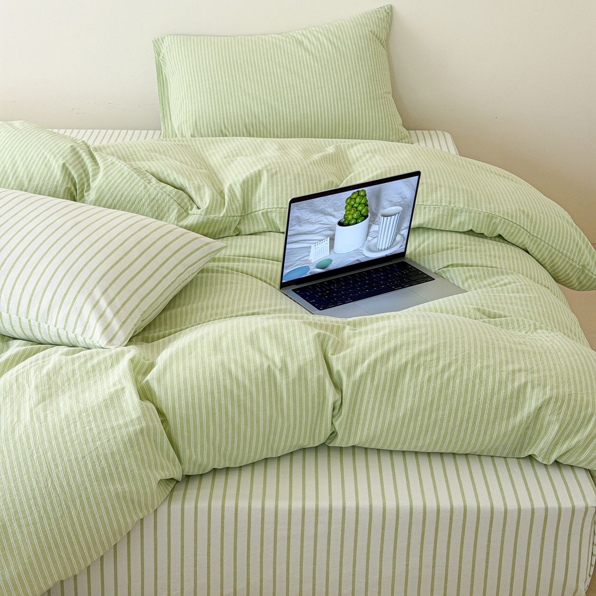 91家纺网 家纺一手货源 找家纺 玖弘家居 2026新款亲肤水洗棉四件套-糖果条(枕套默认混搭) 苹果绿条混搭