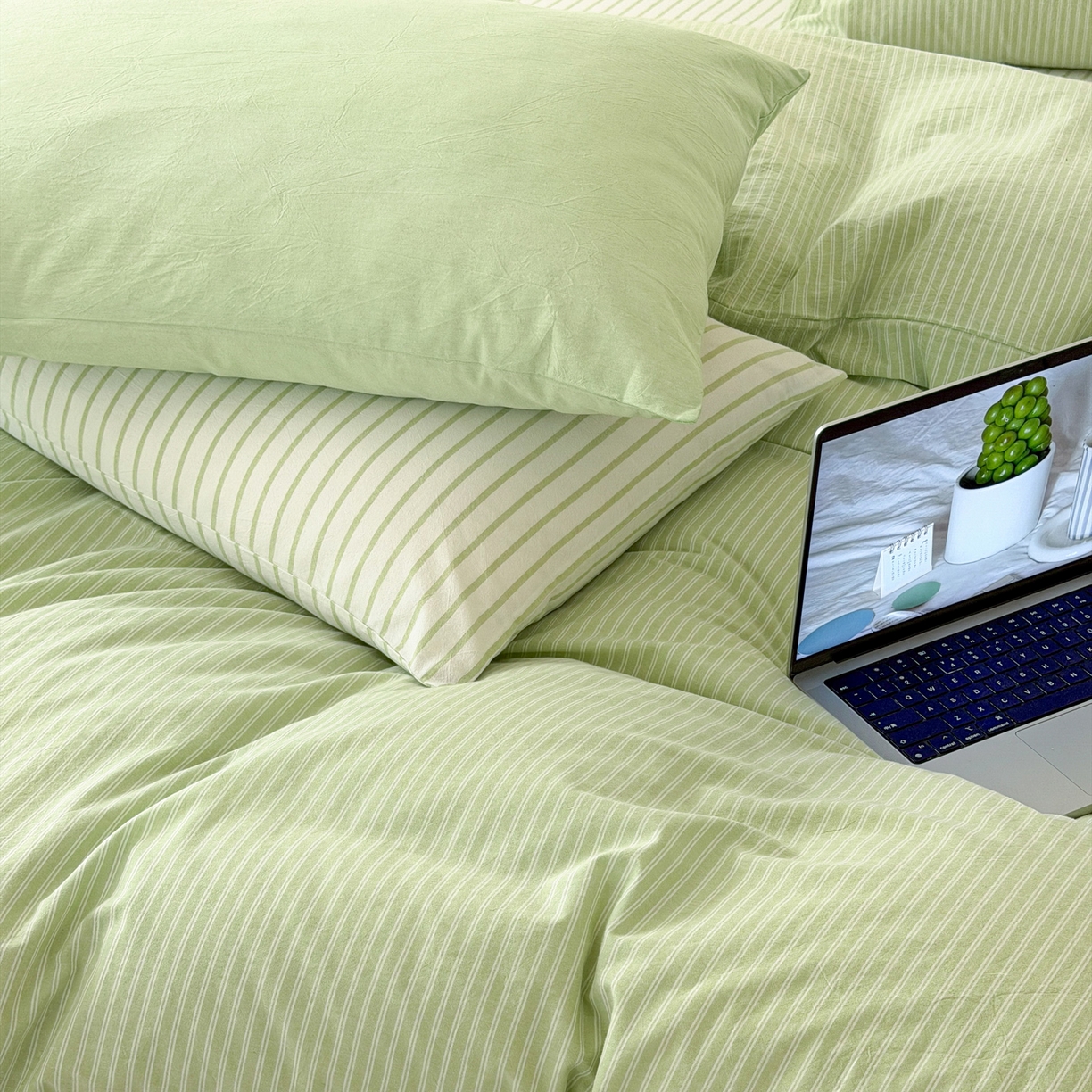 91家纺网 家纺一手货源 找家纺 玖弘家居 2026新款亲肤水洗棉四件套-糖果条(枕套默认混搭) 苹果绿条混搭