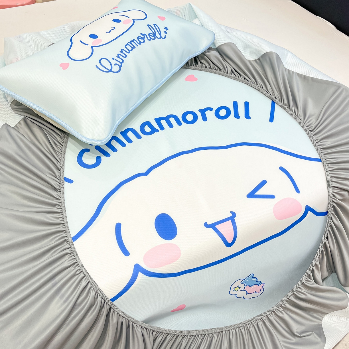 91家纺网 家纺一手货源 找家纺 暮思家居 2026新款正版授权A类大版数码印花三丽鸥1200D冰丝凉席可组合仿锦氨夏被 床笠款-开心玉桂狗