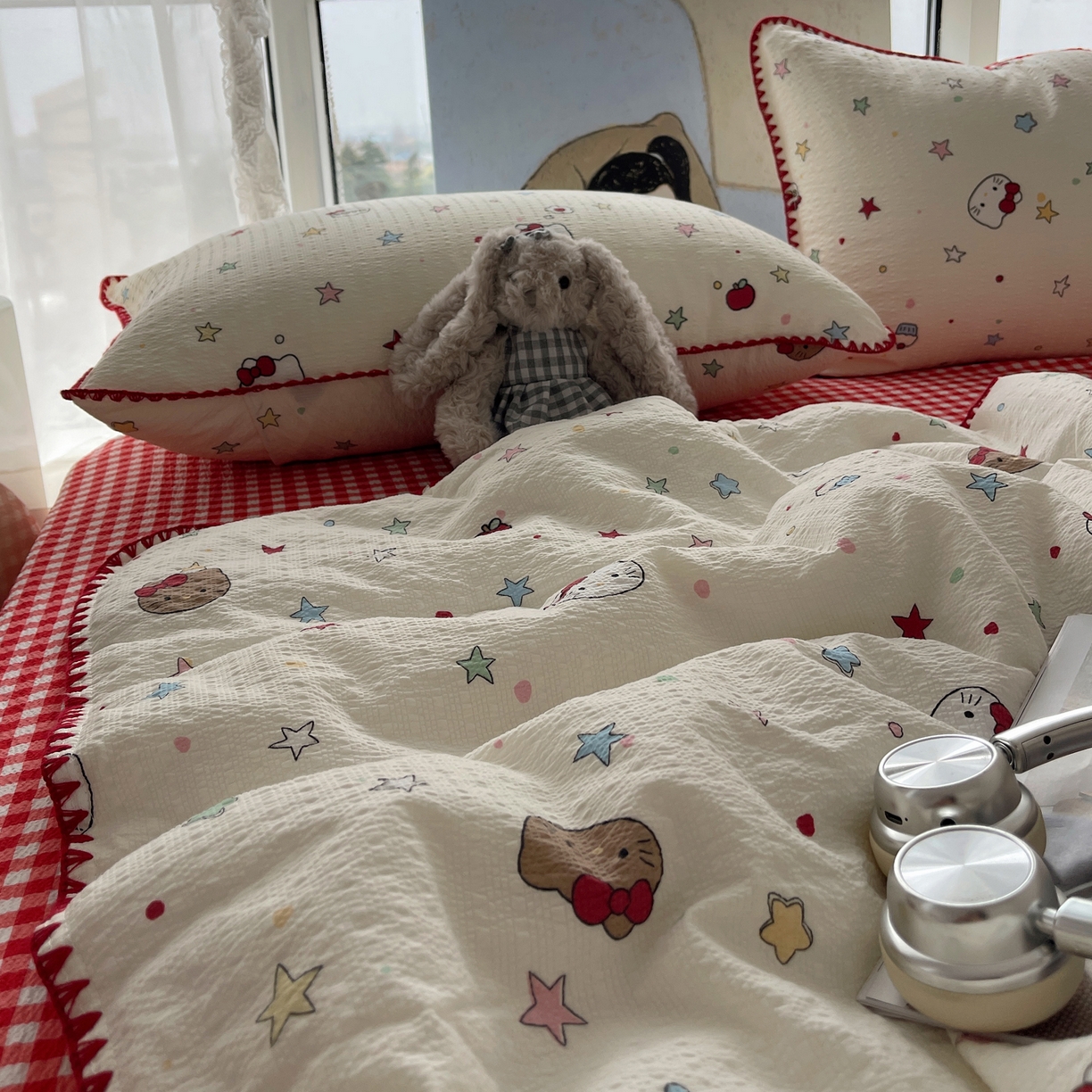 91家纺网 家纺一手货源 找家纺 贝扬思家纺 2026新款泡芙纱贝壳边夏被套件-欧包系列（今天也只做被快乐包裹的小朋友） 欧包-星芒凯蒂