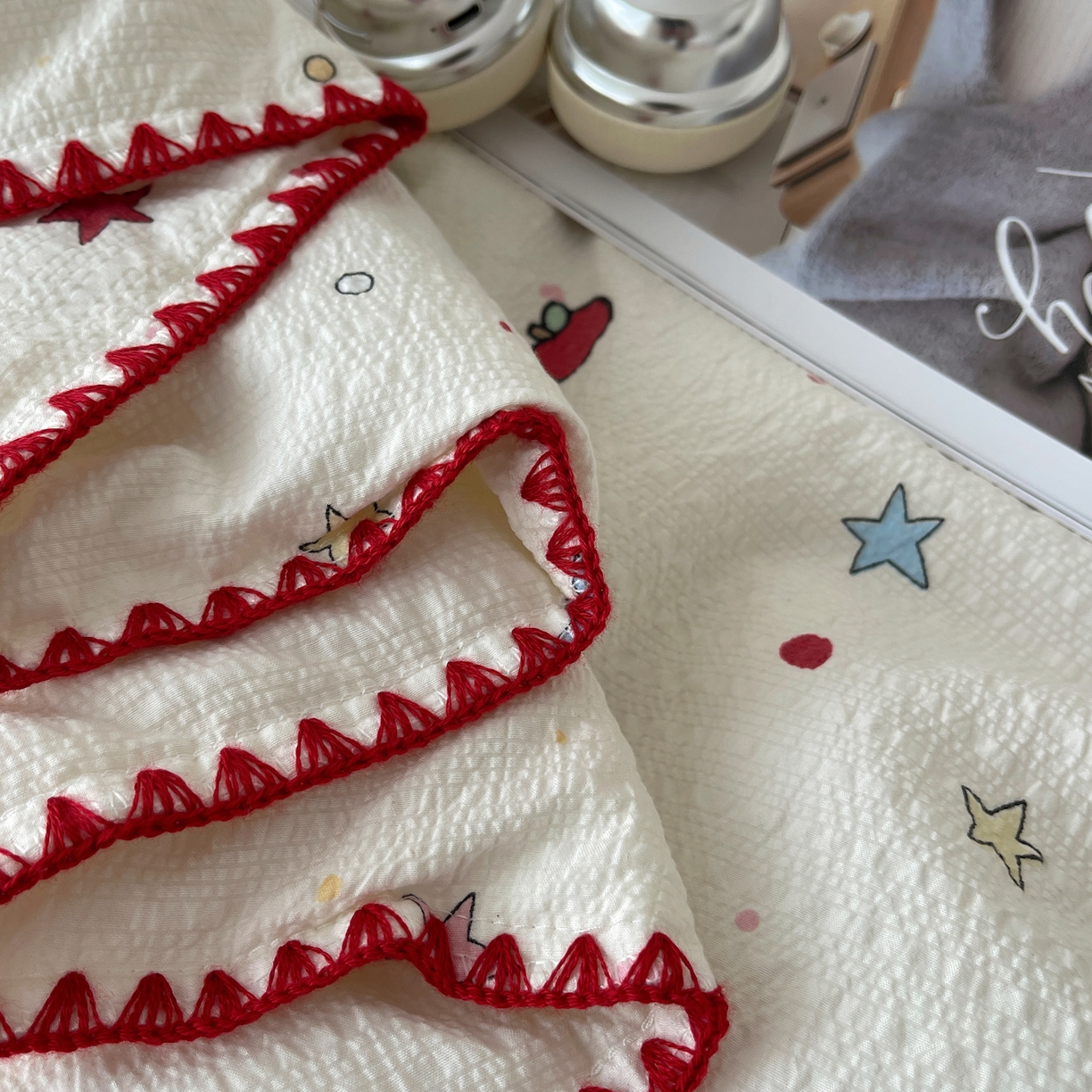 91家纺网 家纺一手货源 找家纺 贝扬思家纺 2026新款泡芙纱贝壳边夏被套件-欧包系列（今天也只做被快乐包裹的小朋友） 欧包-星芒凯蒂